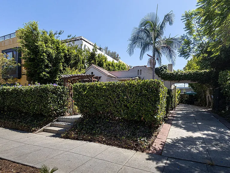 812 N June St — Photo 45
