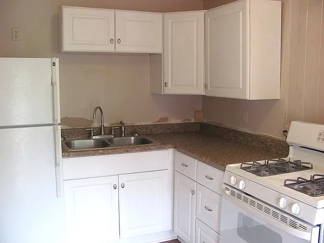 182 Brook St — Photo 3