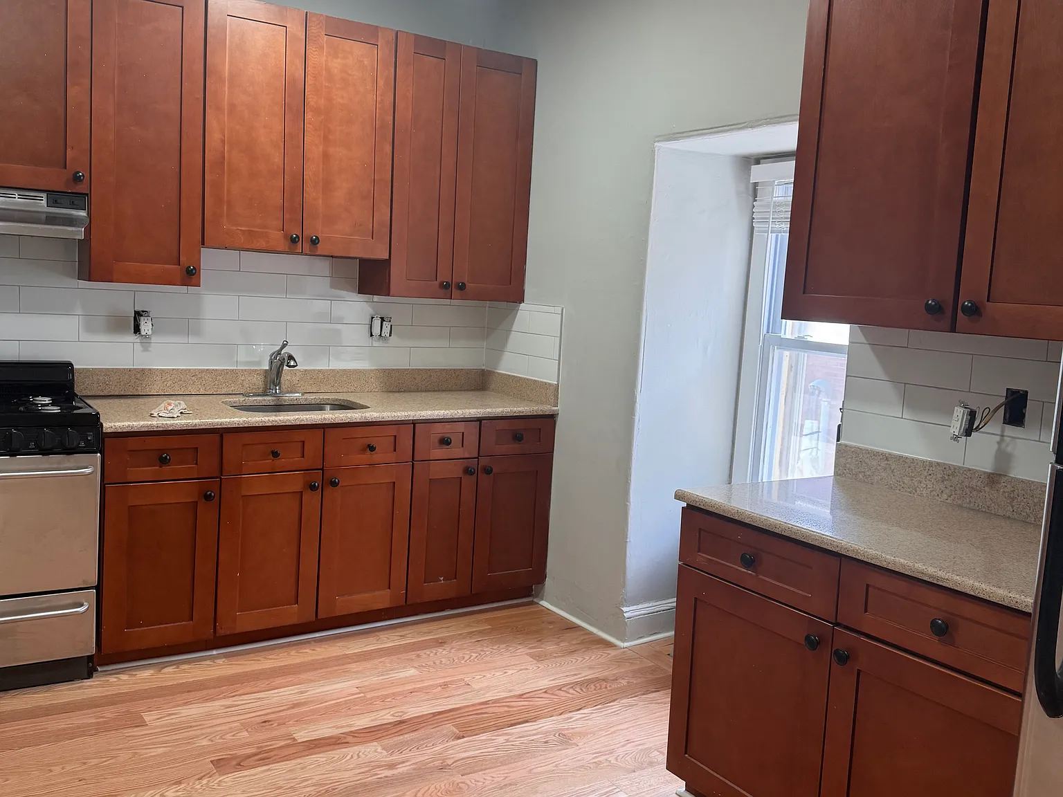 3 bed, 900 sqft, $2,200 — Photo 2