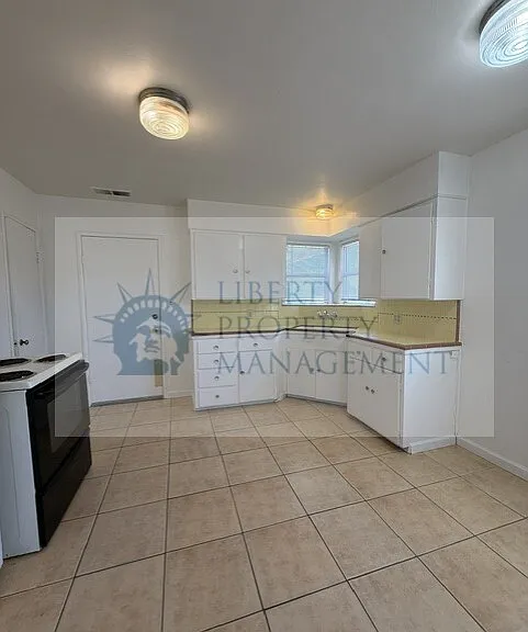 1115 S Central Ave #B — Photo 6