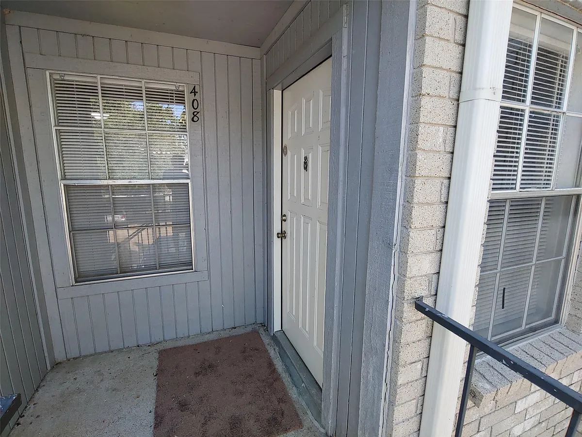 Building Photo - 9700 Leawood Blvd #408