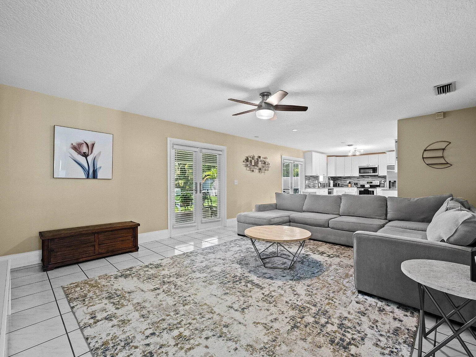 3 bed, 2.0 bath, 2170 sqft, $8,500 — Photo 3