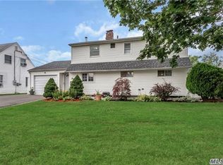 14 Celestial Ln, Levittown, NY 11756