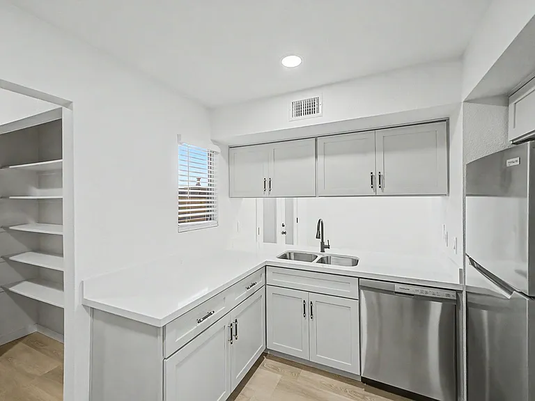 1812 W Village Way — Photo 9