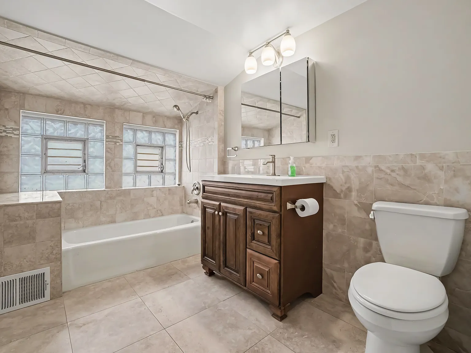 2 bed, 1200 sqft, $2,200 — Photo 4