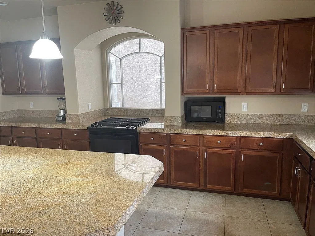 4 bed, 2.5 bath, 3046 sqft, $2,800 — Photo 4
