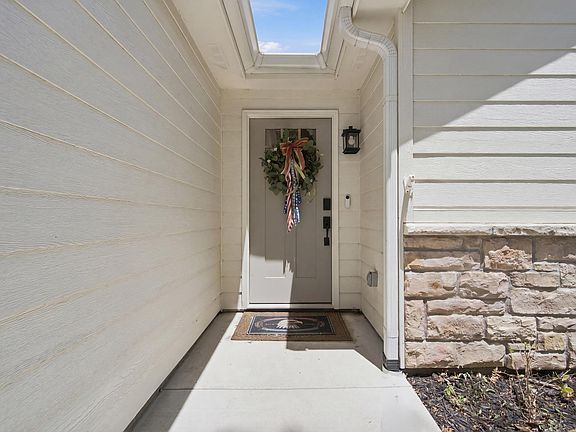 3rd image of 2112 Farmingdale Ct