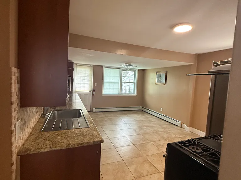 211 Bradford Ave — Photo 10