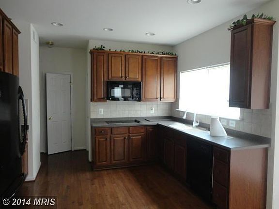 4th image of 1003 River Walk St