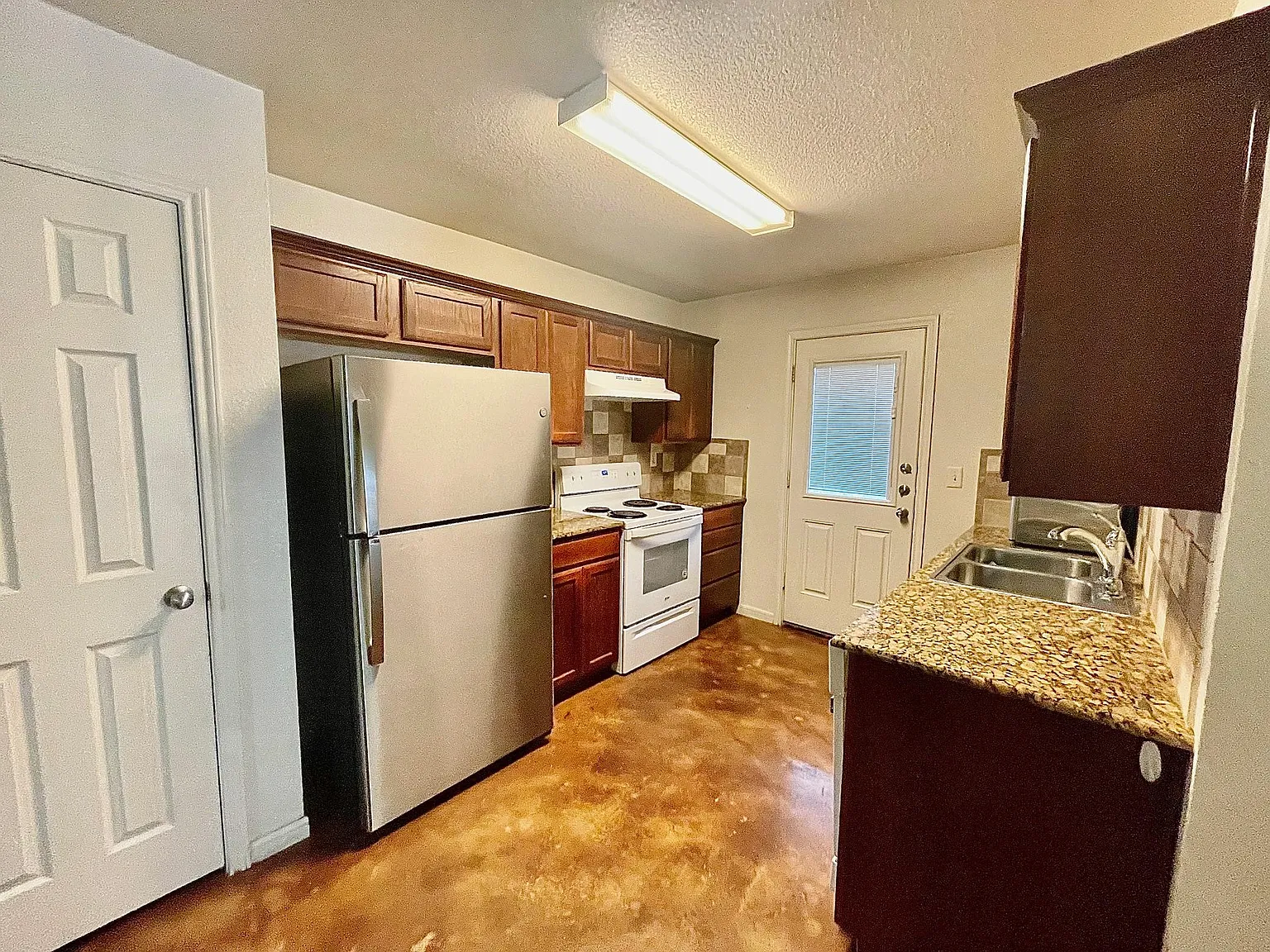 3 bed, 2.0 bath, 1308 sqft, $1,400 — Photo 2