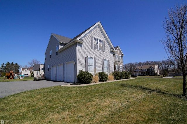 1st image of 915 Betty Ln