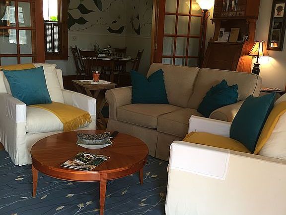 Large living toom & kitchen!