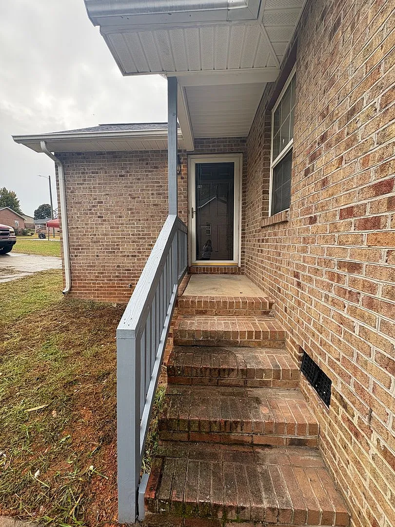 3bed 2bath HOUSE $1,575.00/mo! — Photo 3