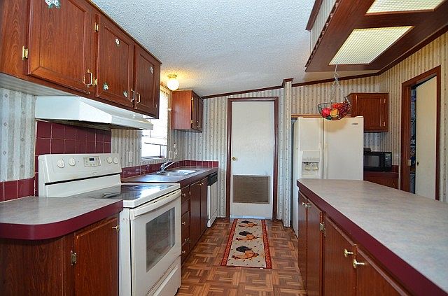 Extra large 4 bedroom on 3.3 acres