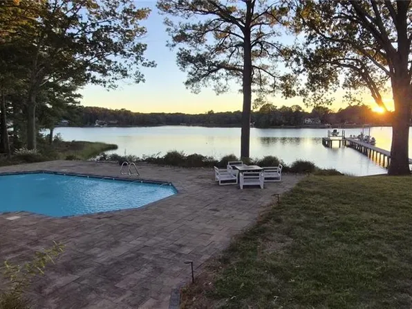 1249 N Inlynnview Rd, Virginia Beach, VA 23454