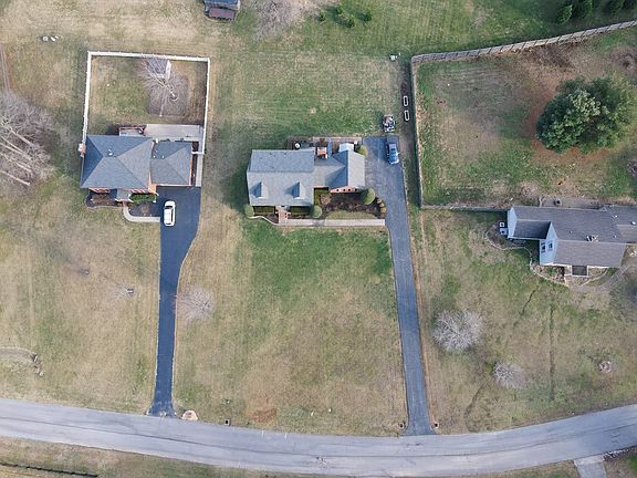 4th image of 744 Wexford Way