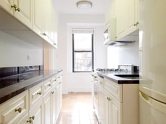 Rented by LIVING QUARTERS NY INC | media 25