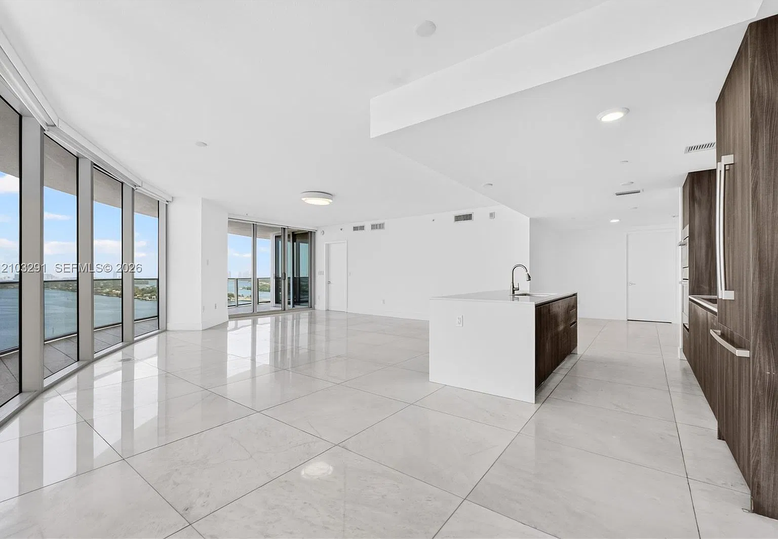 Aria On The Bay Condo — Photo 2