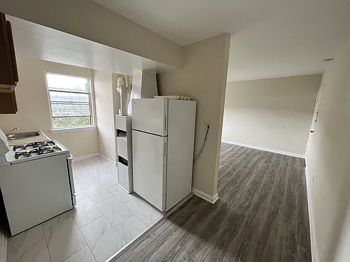 811 Barnaby St SE #203 Photo 1