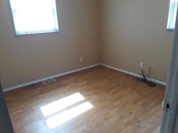 4th image of 2950 Mildred Dr
