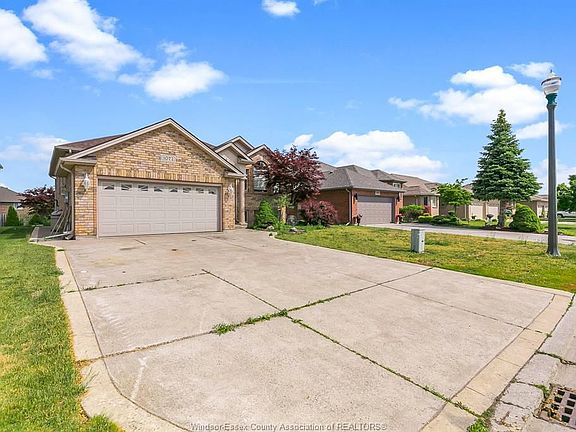 2nd image of 1072 Imperial Cres