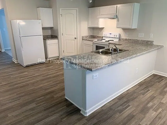 3901 Vershire Ave — Photo 4