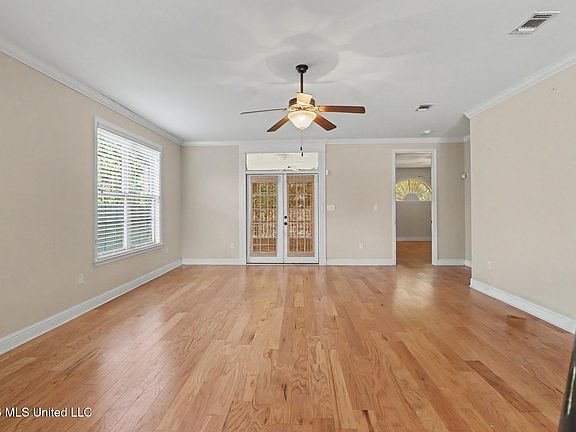 5th image of 10482 Roundhill Dr