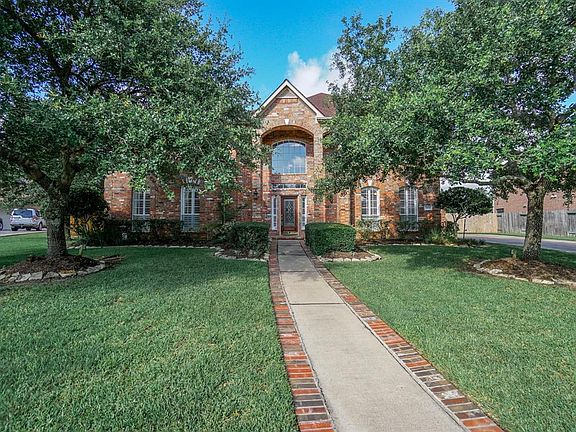 Executive style home on 1/2 acre cul de sac lot.