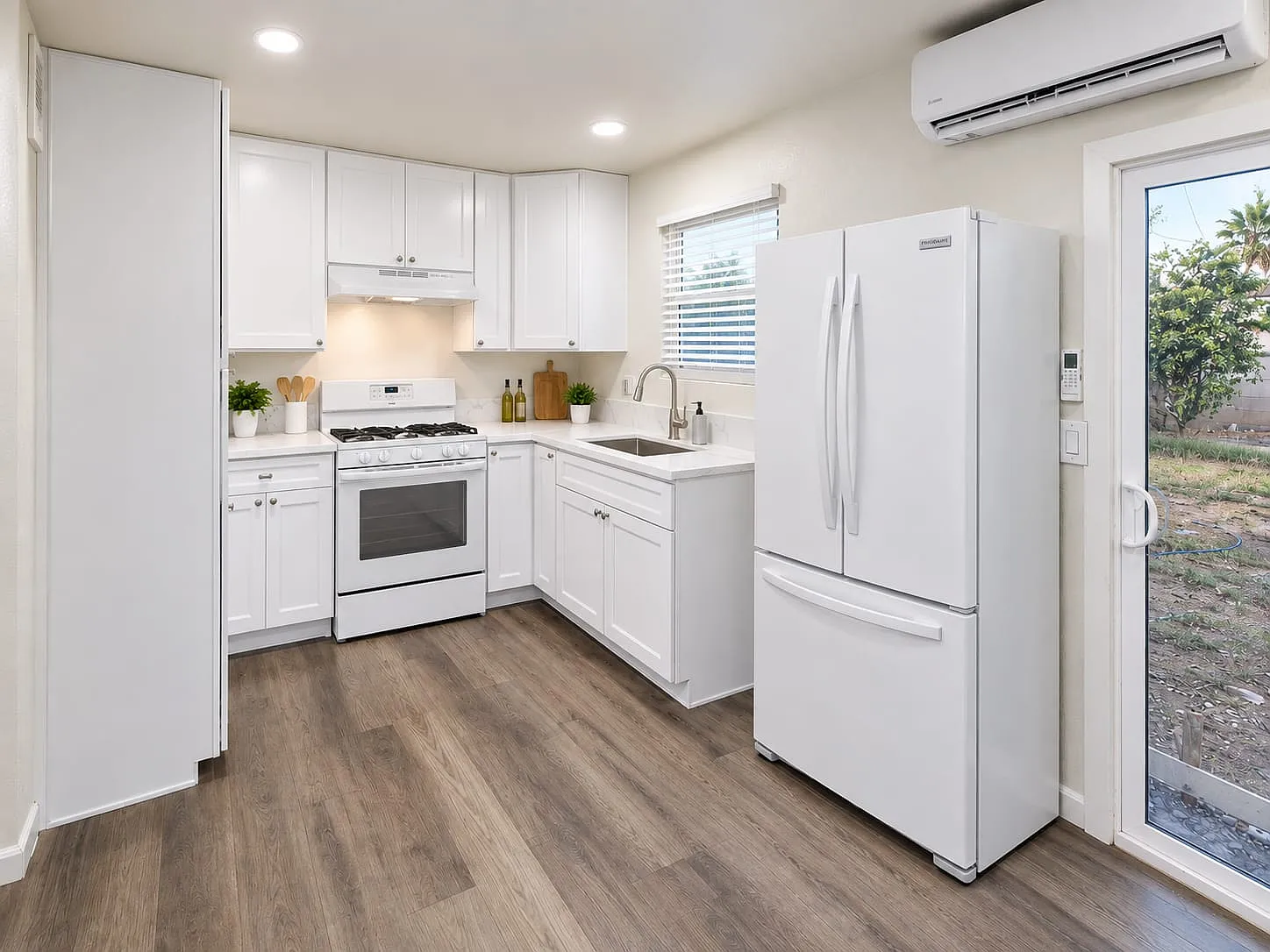 3 bed, 900 sqft, $3,300 — Photo 4