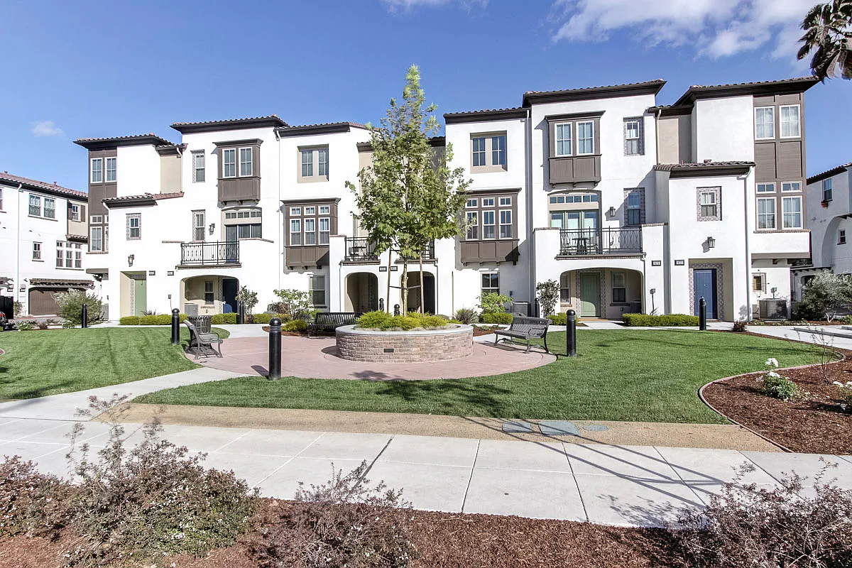 2 bed, 2.5 bath, 1200 sqft, $5,600 — Photo 1