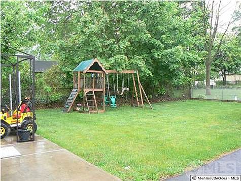 4th image of 594 Putman Ave
