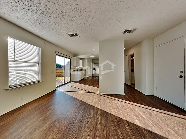 6735 Ambercrest Dr — Photo 5