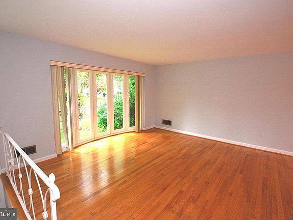4th image of 8618 Hempstead Ave