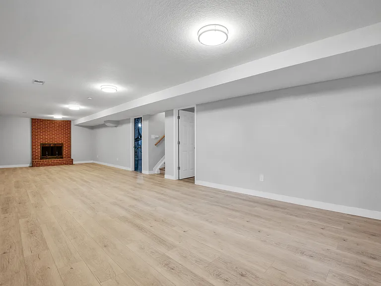1537 S Jamaica St — Photo 18