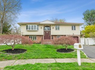6 Glendon Ct, Huntington, NY 11743