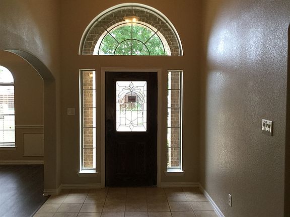 2nd image of 1112 Lakeside Dr