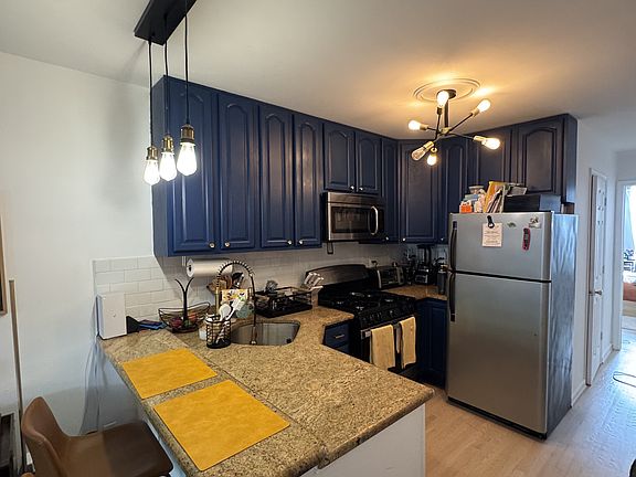 3rd image of 162 Griffith St APT 2