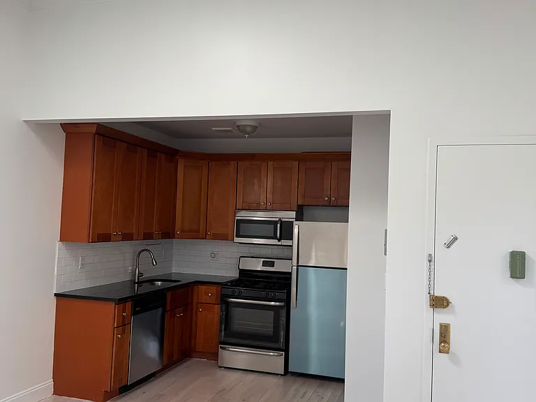 196 Nassau Ave #3F — Photo 3