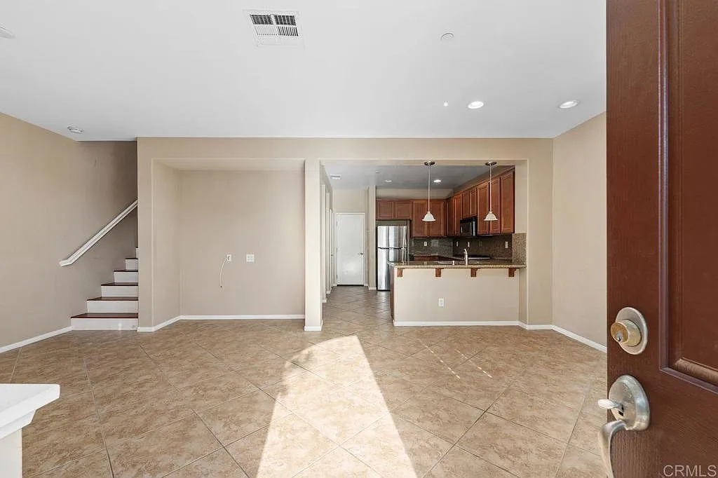3 bed, 2.5 bath, 1478 sqft, $4,350 — Photo 3