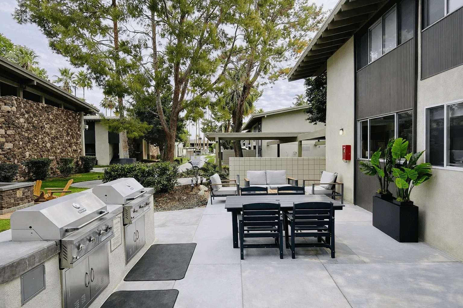 Tahquitz Court — Photo 3