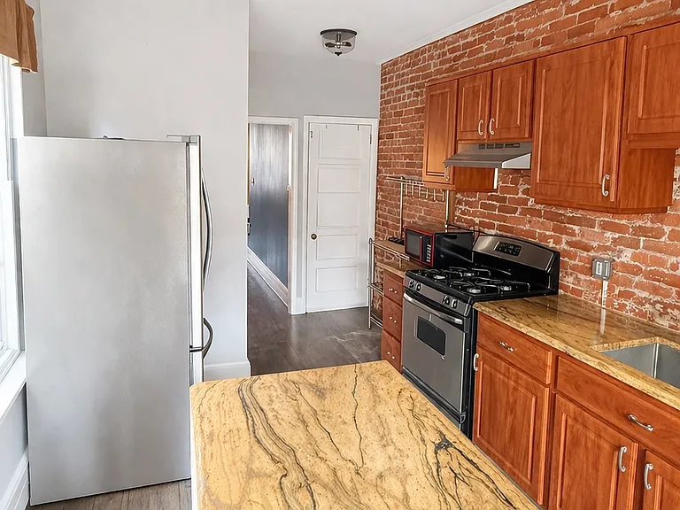 1610 W 16th St — Photo 6