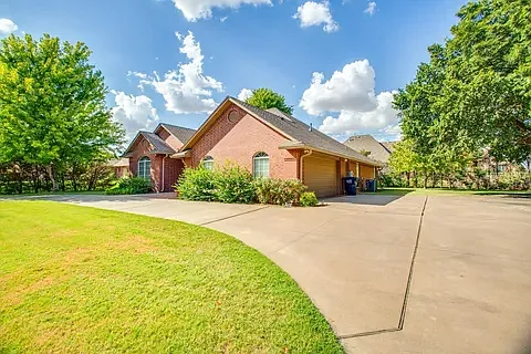 4 bed, 2.5 bath, 2294 sqft, $2,800 — Photo 3