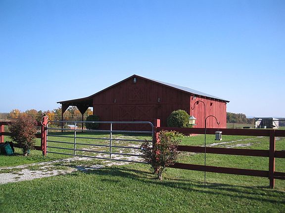 32x32 barn with w/e 3stalls,tack rm hay storage