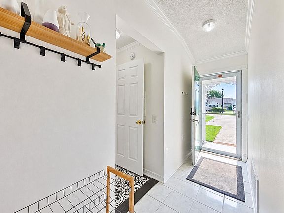4th image of 300 Loveland Cir