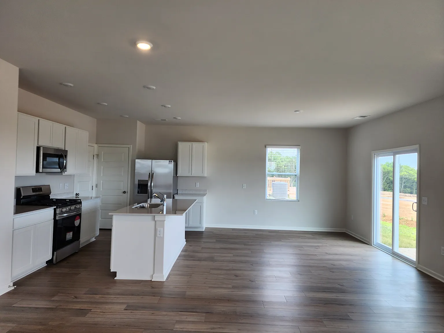 4 bed, 2.5 bath, 2011 sqft, $2,600 — Photo 4