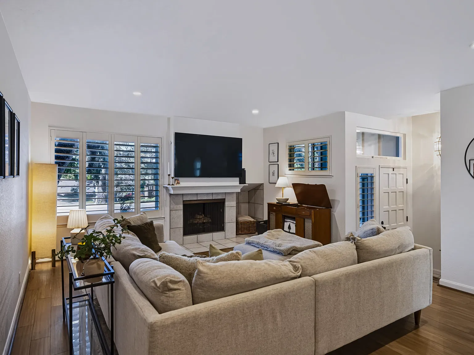 3 bed, 2.5 bath, 1488 sqft, $4,350 — Photo 2