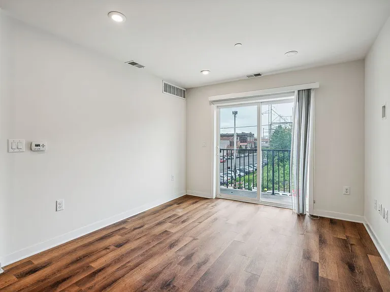 Graduate Pointe — Photo 234