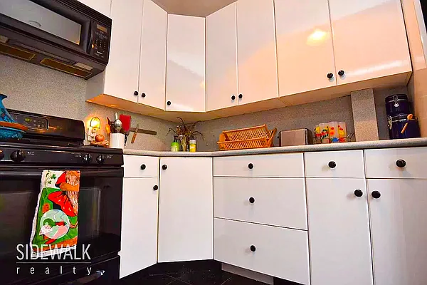 Rented by Sidewalk Realty LLC | media 5