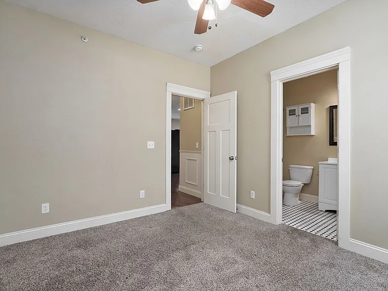 1040 E Walnut St — Photo 26