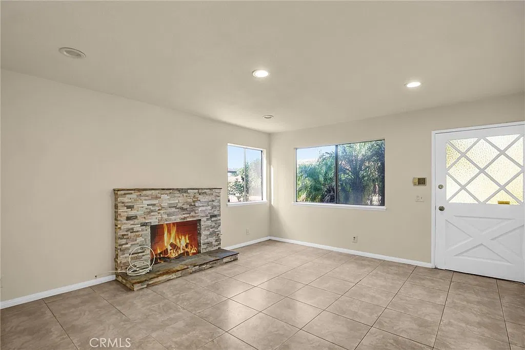 3 bed, 1240 sqft, $3,300 — Photo 4